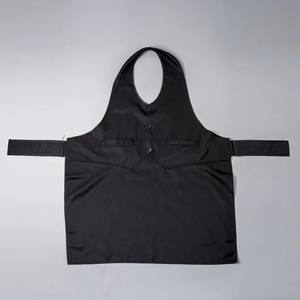 Jaya Mata JM774 Melaka Delantal de Chef Negro con Cuello en V y Doble Bolsillo, Poliéster y Algodón, para Cocina, Restaurante, Cafetería - Product Image 1