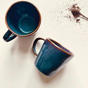 Tasses à café en céramique artisanale avec glaçure bicolore, forme conique, poignées confortables, résistantes à la chaleur, pour un service élégant - Product Image 3