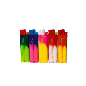 Encendedores de Cricket con diseños decorativos grabados y encendido de llama de alta calidad que añaden estilo y funcionalidad a los productos. - Product Image 3