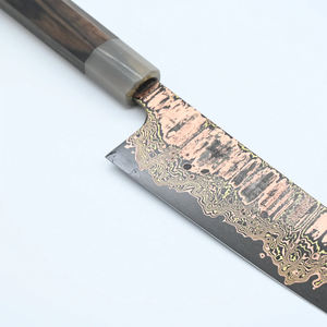 Cuchillo utilitario de cobre damasco hecho a mano por un diseñador, con agarre equilibrado para cortar en la cocina y preparar alimentos a diario. - Product Image 2