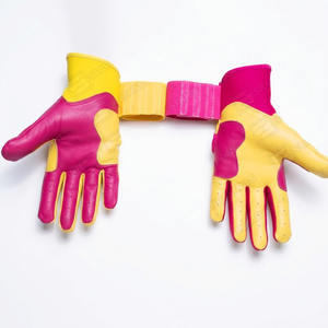 Guantes de entrenamiento de béisbol de cuero de alta calidad de una mano amarilla y otra mano de color rosa - Product Image 5
