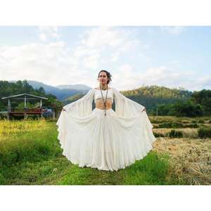 Ensemble coordonné bohème blanc pour femme : Crop top et jupe longue évasée avec manches cape – Tenue ethnique estivale pour festivals et villégiatures - Product Image 1