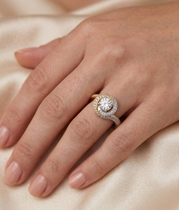 Bague de fiançailles en or bicolore avec diamant de laboratoire |   Bague solitaire Swirl Halo pour femmes |   Bijoux de Mariage de Luxe Plaqués Rhodium - Product Image 5