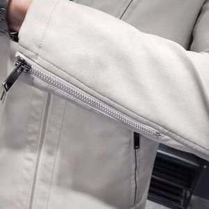 แจ็คเก็ตหนังแท้ 100% สีขาว แฟชั่นใหม่สำหรับผู้ชาย ยี่ห้อ OEM  พร้อมโลโก้ปั๊มนูน  และแจ็คเก็ตสไตล์ใหม่สำหรับผู้หญิง - Product Image 3