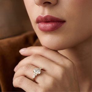 Bague de fiançailles tendance en or 14 carats avec diamant ovale de laboratoire, rapport IGI VS1 E, idéale pour anniversaire et mariage - Product Image 4