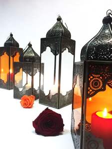 Farol de hierro pintado a mano con aspecto envejecido y gran abertura para facilitar la colocación de velas - Product Image 4