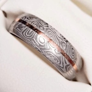 Bague en acier Damas avec insert en or rose, alliance pour homme, ajustement confortable, motif grain de bois unique, faite à la main, garantie 3 ans, pour le marié - Product Image 3
