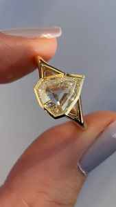 Anillo de compromiso elegante con diamante de corte escudo de 3.02 quilates cultivado en laboratorio para mujer, anillo de propuesta de matrimonio de oro macizo de 14 quilates para amantes - Product Image 3