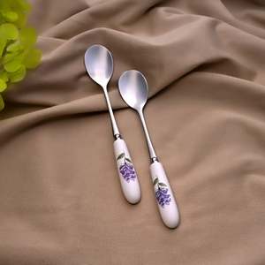 Ensemble de 2 cuillères à dessert élégantes en porcelaine à motif de fleurs de lavande - pour servir la soupe, le thé et autres desserts - cuillère de service à manche en céramique - Product Image 1