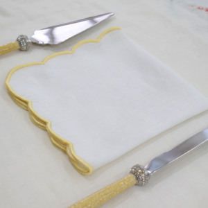 ผ้าเช็ดปากโต๊ะผ้าลินินแท้ 100% ขนาด 45x45 ซม. ดีไซน์ทันสมัย สีเหลือง ขอบลายหยัก ทำด้วยมือ เป็นมิตรกับสิ่งแวดล้อม เหมาะสำหรับใช้ในบ้านและบนเครื่องบิน - Product Image 1