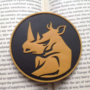 ป้ายยาง 3 มิติ แบบกำหนดเองขายส่ง ป้ายปักแขนเสื้อแฟชั่น พร้อมลูกปัดและโลโก้ผ้าสำหรับเสื้อ ราคาถูก - Product Image 4