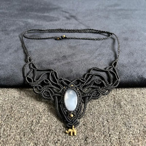 Collier en macramé noir fait main avec pierre de lune, style bohème, breloque éléphant doré, bijou de guérison, cadeau - Product Image 1