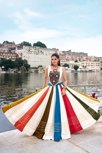 Conjunto Tradicional Indio de Lehenga Largo hasta el Suelo para Mujer, en Rayón Puro, con Corpiño Bordado y Falda a Rayas Coloridas, Ideal para Bodas - Product Image 5