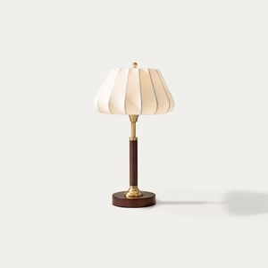 Elegante Lámpara de Mesa de Metal Latón con Acabado Texturizado y Pantalla de Tela Clásica para Proyectos de Decoración del Hogar de Primera Calidad - Product Image 6