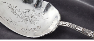 Cuillère de service vintage plaquée argent avec gravure florale, manche long, finition miroir, design durable pour ustensiles de cuisine - Product Image 2
