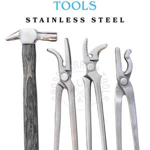 Kit d'outils de fermeur de qualité industrielle comprenant un cloueur standard pour fer à cheval, un marteau de fermeur, un cloueur courbé et un alligator - Product Image 3