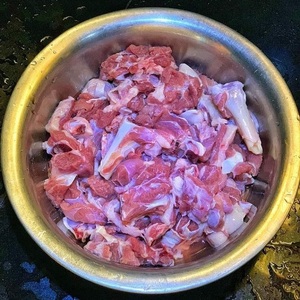 Carne de cabra congelada con cortes bien preparados, adecuada para platos tradicionales, currys a la parrilla, guisos y comidas cotidianas. - Product Image 5