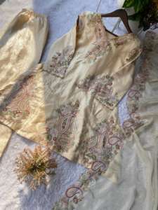 ชุดคุร์ติปาลาซโซพร้อมส่งออก เหมาะสำหรับงานแต่งงาน เสื้อปักลายดีไซเนอร์ของเรา พร้อมกางเกงปาลาซโซและผ้าคลุมไหล่ ราคาขายส่ง - Product Image 5