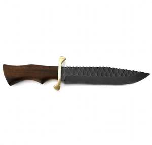 Couteau d'extérieur artisanal en acier forgé à la main, lame festonnée, manche en bois, garde en laiton, étui en cuir - Product Image 2
