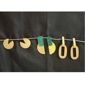 Proveedor indio de pendientes largos de latón con corte ovalado hechos a mano, elegantes para mujeres, para uso informal y formal a un precio razonable. - Product Image 1