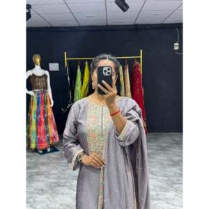 Magnifique ensemble de fête en mousseline avec broderies : haut, pantalon palazzo et dupatta - Product Image 3