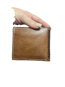 กระเป๋าสตางค์หนังแท้แบบสั้นสำหรับผู้ชาย ป้องกัน RFID ผลิตด้วยมือจากหนังวัว พร้อมลวดลายสไตล์ตะวันตกและซับในไนลอน ผลิตในอินเดีย - Product Image 3