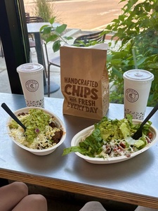 Bol à burrito en bagasse écologique compostable avec couvercle à fermeture sécurisée 26oz, récipient biodégradable micro-ondable pour la livraison rapide de repas modernes - Product Image 1