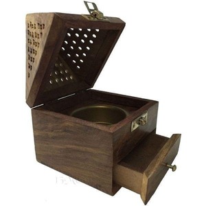 Brûleur d'encens en bois de santal fait main avec tiroir et couvercle perforé pour une utilisation aromatique toute l'année - Product Image 1