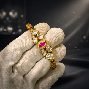 Bracelet de charme Kundan traditionnel indien Bhargavi avec motif floral, bijoux de mariage pour la mariée, fournisseur en gros - Product Image 1