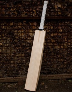 Batte de cricket en saule du Cachemire de qualité supérieure, lame haute résistance, design léger, batte d'entraînement et de compétition - Product Image 2