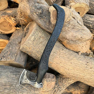 Hache artisanale sur le thème des Vikings avec poignée en cuir de qualité supérieure et tête gravée pour décoration murale - Product Image 1