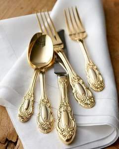 Elegante juego de cubiertos de metal chapado en oro, ideal para fiestas, cenas de aniversario y decoración de mesa con estilo. - Product Image 5