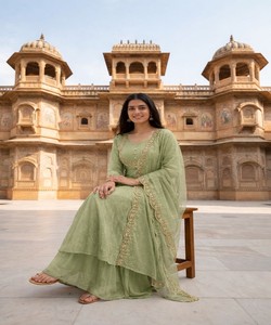 ชุดเลเฮนกาปักลายดิ้นไหมวิชิตร้าสุดหรู พร้อมผ้าคลุมไหล่ สำหรับงานเทศกาล ราคาขายส่ง เสื้อผ้าชาติพันธุ์ สีพิสตา - Product Image 4