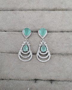 Boucles d'oreilles pendantes délicates en forme de poire serties de diamants américains pour femmes, plaquées argent, en forme de goutte d'eau, fabriquées par un fabricant. - Product Image 3