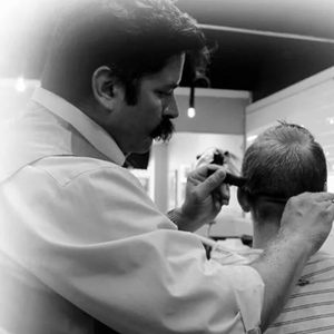 กรรไกรตัดผมมือขวาแบบพรีเมียมขนาด 7.5 นิ้ว สำหรับใช้งานได้หลากหลาย เหมาะสำหรับร้านทำผม ตัดผมผู้หญิง ผู้ชาย เด็ก สัตว์เลี้ยง ทำจากสแตนเลส - Product Image 5