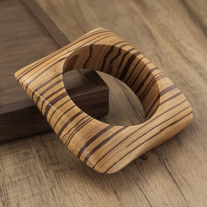 Nuevo Brazalete Geométrico de Madera Gruesa para Mujer, Diseño Creativo con Vetas de Madera, Modelo BC-6309 de Blossom Craft India - Product Image 2