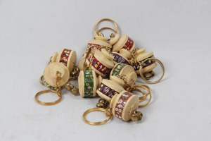 Porte-clés mignon en forme de bol de riz et de nouilles en porcelaine bleue et blanche de style chinois, avec motif en bois en relief, breloque de sac, souvenir - Product Image 1