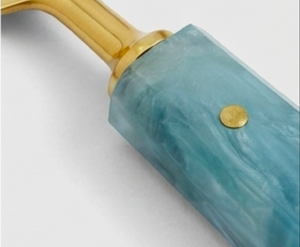 Ensemble de 3 couteaux à fromage plaqués or avec manches en marbre bleu, couverts modernes compatibles lave-vaisselle pour les fêtes et les dîners - Product Image 2