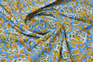 Tissu floral 100% coton imprimé à la main style Jaipuri, base bleue, doux et respirant, pour vêtements et ameublement. - Product Image 3