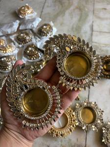 Brûleur de cire artisanal en métal doré motif cachemire avec strass et miroir, pour chauffe-bougie chauffe-cire à bougie chauffe-plat, décoration de salon, mandir et festivals - Product Image 3