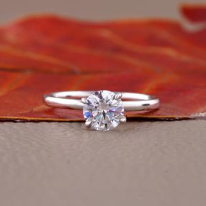 Bague de fiançailles solitaire classique pour femme avec diamant rond taille brillant - Product Image 1