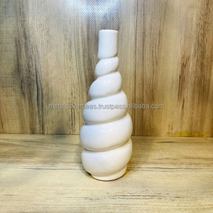 แจกันเซรามิกสีขาวที่มีการออกแบบเกลียวศิลปะสมัยใหม่สำหรับตกแต่งโต๊ะรับประทานอาหารชั้นวางและการตกแต่งทางเข้า - Product Image 1