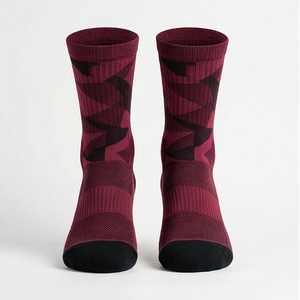 Chaussettes pour hommes à motif géométrique, tricotées, respirantes, en spandex et polyester, style sportif régulier pour l'automne - Product Image 1