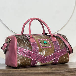 Sacs de voyage en cuir de vachette façonnés à la main Super Septembre, élégants avec détails floraux et conchos turquoise, sac de week-end - Product Image 3