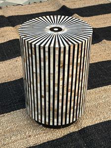 Mesa de Cajones con Incrustaciones de Hueso de ILAHI, Diseño Moderno con Detalles de Ágata, Almacenamiento de Tres Niveles, Mueble Portátil para Sala de Estar/Hogar - Product Image 2