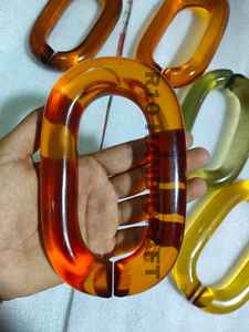 Escultura Decorativa Vertical de Resina Ámbar con Eslabones de Cadena Colgantes para Pared, Adorno Artesanal de Resina para Entrada del Hogar - Product Image 3