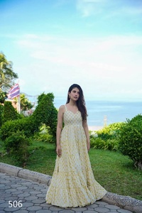 Vente directe usine - Robes d'été élégantes sans manches à col en V et volants pour femmes, imprimées, longueur ras du sol, en rayonne lourde, style indien et pakistanais - Product Image 4