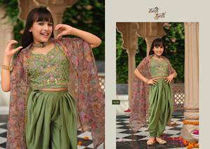 Mädchen Crop Seide Salwar Kameez Set Traditionelle Partykleidung Locker Sitzende Digital Bedruckte Kurti mit Satin-Hose und Blumen-Dupatta - Product Image 5