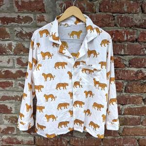 ชุดนอนผู้หญิงผ้าฝ้ายแท้พิมพ์ลายอินเดียนซัมเมอร์ คอวี ปิดด้วยเชือกผูก ลายดอกไม้สีดำ แขนยาวเต็มตัว - Product Image 6