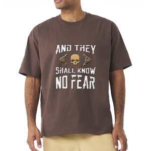 T-shirt à manches courtes marron pour hommes avec motif de crâne et imprimé They Shall Know No Fear, col rond décontracté, coupe régulière - Product Image 5